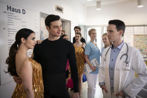 v.l.n.r. Samira Akgün (Sila Sahin-Radlinger),Julian (Marc Schöttner),Kiki Schmitz (Valerie Huber),Dr Jan Kühnert (Mar