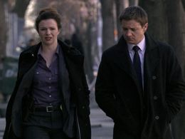 Jeremy Renner and Amber Tamblyn in The Unusuals (2009)