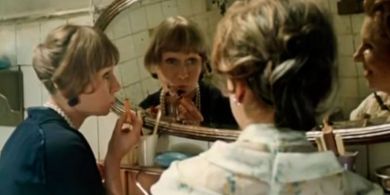 Elizaveta Nikishchikhina and Inna Ulyanova in Pokrov Gates (1983)