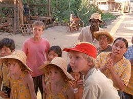 River Phoenix, Aurora Clavel, Hilary Gordon, Rebecca Gordon, Jadrien Steele, and Tony Vega Sr. in The Mosquito Coast (19