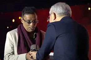 Prasanna Vithanage accepting the Kim Jiseok Award at the 28th Busan International Film Festival 2023