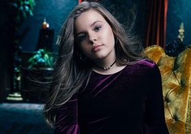 Maisy Stella - Headshot