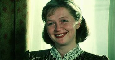 Natalya Gundareva in Odinokim predostavlyaetsya obshchezhitiye (1984)