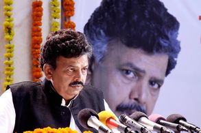 Vinay Apte in Badam Rani Gulam Chor (2012)