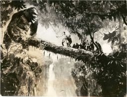 Robert Armstrong, Bruce Cabot, James Flavin, Sam Hardy, Frank Reicher, Fay Wray, and King Kong in King Kong (1933)