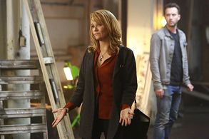 Lea Thompson and Eddie Kaye Thomas in Scorpion (2014)