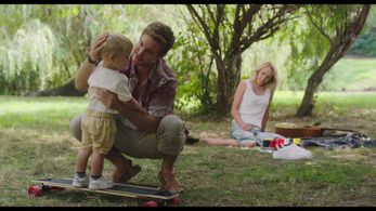 Petra Hrebícková and Vladimír Polívka in Mothers (2021)