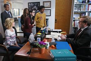 Anjali Bhimani, Julie Bowen, Andy Daly, Ajay Mehta, Ariel Winter, and Suraj Partha in Modern Family (2009)