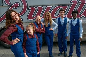 Jason Alexander, Amy Pietz, Tim Johnson Jr., Nick Marini, Natalie Sharp, and Maddie Dixon-Poirier in Hit the Road (2017)