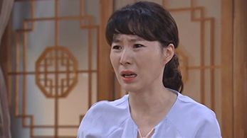 Hwang Young-hee in Band of Sisters (2017)