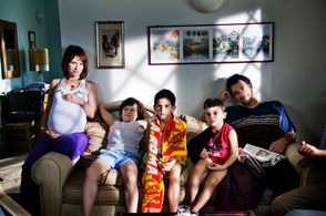 Raoul Bova, Isabella Ragonese, Damiano De Laurentis, and Guglielmo Luca Giannetti in La nostra vita (2010)