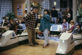George Clooney, John Goodman, Roseanne Barr, Laurie Metcalf, and Natalie West in Roseanne (1988)