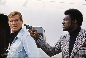 Roger Moore and Tommy Lane in Live and Let Die (1973)