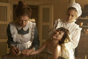 Jella Haase and Anuk Steffen in Heidi (2015)