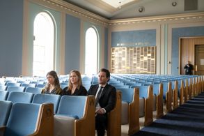 Kevin Kane, Amy Schumer, and Susannah Flood in Life & Beth (2022)