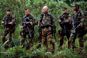 Bruce Willis, Paul Francis, Cole Hauser, Johnny Messner, and Eamonn Walker in Tears of the Sun (2003)