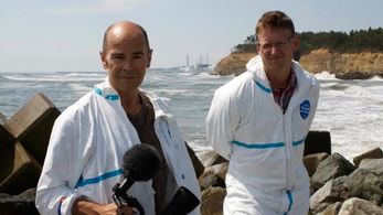 Robert Stone and Mark Lynas in Pandora's Promise (2013)