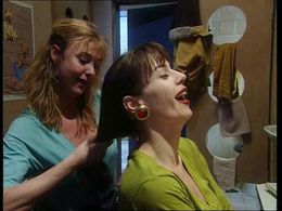 Barbara Gozens and Marjolein Keuning in Vrouwenvleugel (1993)