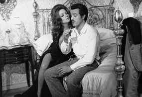 Sara Montiel and Manuel Zarzo in Cinco almohadas para una noche (1974)