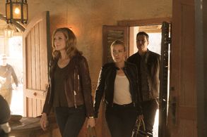 Piper Perabo, Kate Jennings Grant, and Carlos Sanz in Notorious (2016)