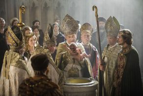 Essie Davis, Oliver Hembrough, Jacob Collins-Levy, Heidi Ely, and Ava Masters in The White Princess (2017)