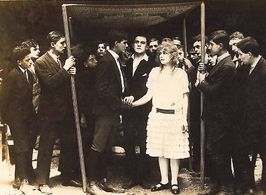 Ila Lóth and Ernö Verebes in Az ötödik osztály (1920)