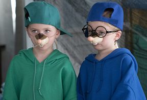 Ella Allan and Mia Allan in Single Parents (2018)