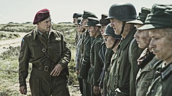 Joel Basman, Oskar Bökelmann, Roland Møller, Leon Seidel, and Louis Hofmann in Land of Mine (2015)
