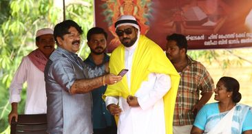 Lalu Alex, Biju Menon, S.V. Krishna Shankar, Hareesh Kanaran, and Manju Pathrose in Marubhoomiyile Aana (2016)