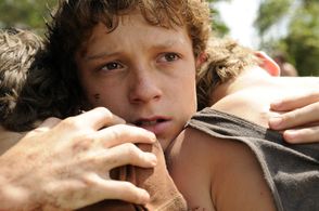 Oaklee Pendergast, Tom Holland, and Samuel Joslin in The Impossible (2012)