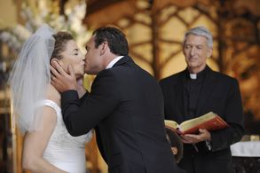 Roma Maffia, Mark Bramhall, and Julian McMahon in Nip/Tuck (2003)