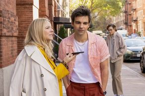 Drew Tarver and Heléne Yorke in The Other Two (2019)