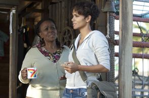 Halle Berry and Thoko Ntshinga in Dark Tide (2012)