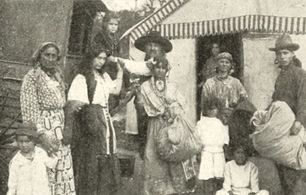 Herbert Barrington, James Gordon, Dorothy Hammond, Betty Harte, and Violet Stuart in Hoodman Blind (1913)