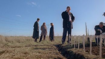 Gillian Anderson, David Duchovny, Terry O'Quinn, and Deborah Strang in The X-Files (1993)