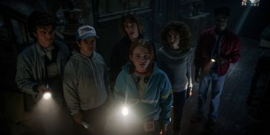 Maya Hawke, Natalia Dyer, Caleb McLaughlin, Sadie Sink, Joe Keery, and Gaten Matarazzo in Stranger Things: Chapter Five: