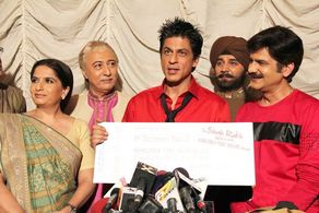 Anang Desai, Shah Rukh Khan, Gireesh Sahdev, Jamnadas Majethia, and Nimisha Vakharia at an event for Khichdi: The Movie 