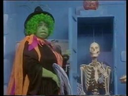 Carol Lee Scott in Emu's World: Episode #3.5 (1983)