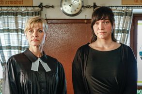 Anne Kasprik and Stephanie Petrowitz in Leipzig Homicide (2001)