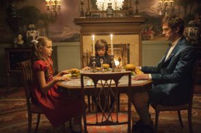 Dan Stevens, Nathan Blair, and Annaka Fourneret in Legion (2017)