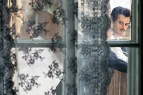 Helen Monks and Johnny Flynn in Genius (2017)