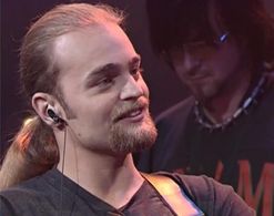 Boom Desjardins in Le grand blond avec un show sournois (2000)