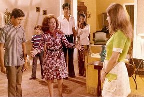 Dawlat Abiad, Faten Hamamah, Hayat Kandel, and Seif Abol Naga in Emberatoriet meem (1972)