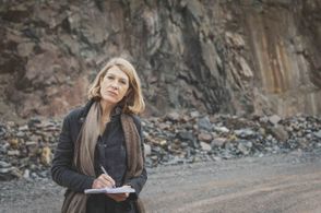 Dulcie Smart as Kathy Gannon in Die Bilderkriegerin