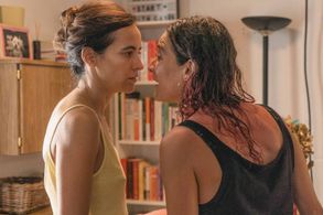 Ana Turpin and Tamara Casellas in Ama (2021)