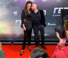 Anastasiya Todoresku and Karen Oganesyan in Passengers (2020)