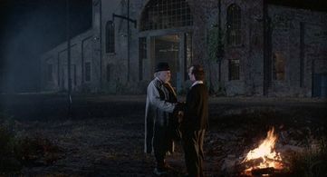 Roberto Benigni and Paolo Villaggio in The Voice of the Moon (1990)