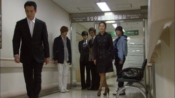 Chae-Young Han, Jeong Ho-bin, Kim Joon, Kim Hyun-joong, Ku Hye-Sun, and Kim Bum in Boys Over Flowers (2009)