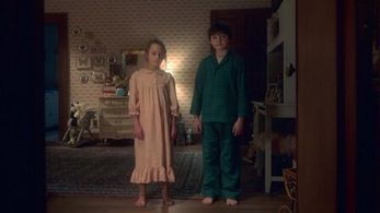 Amelie Bea Smith and Benjamin Evan Ainsworth in The Haunting of Bly Manor (2020)