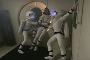 Nikolaj Coster-Waldau, Sienna Guillory, and Gene Farber in Virtuality (2009)